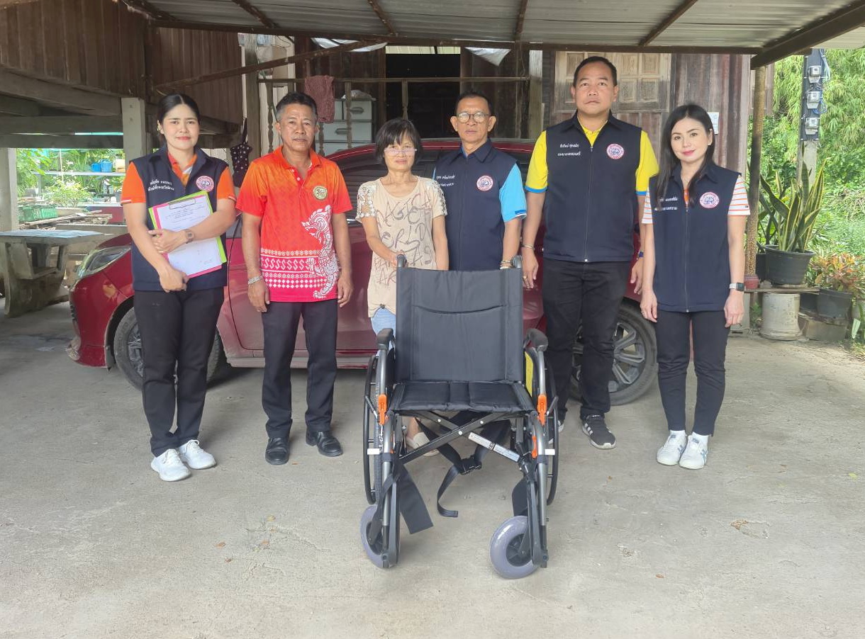 มอบกายอุปกรณ์สำหรับช่วยเหลือคนพิการ(รถเข็นนั่ง)  ให้กับผู้สูงอายุพิการทางการเคลื่อนไหวหรือทางร่างกาย